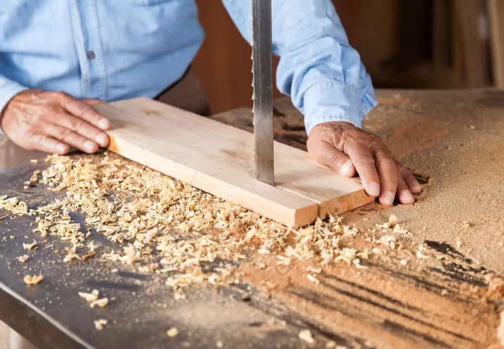 How to Cut a Straight Line With a Bandsaw