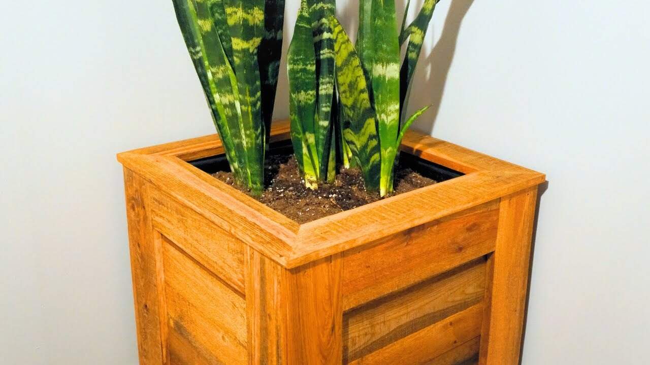 Pallet Wood Planter Box for the Garden