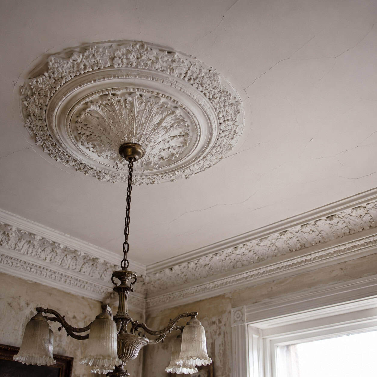 Plaster Ceiling Medallions and Run Cornice