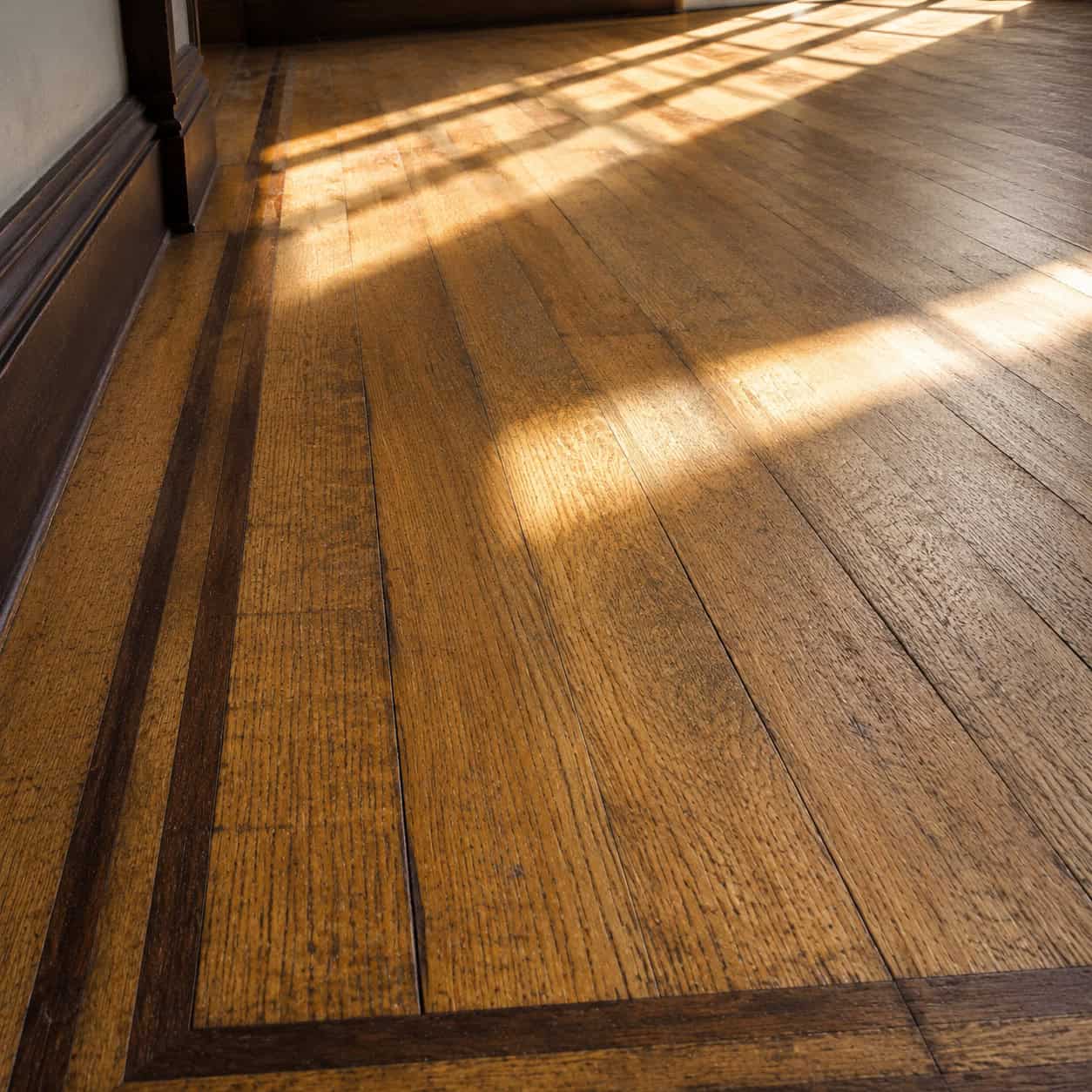Old-Growth Oak Floors With an Inlaid Border