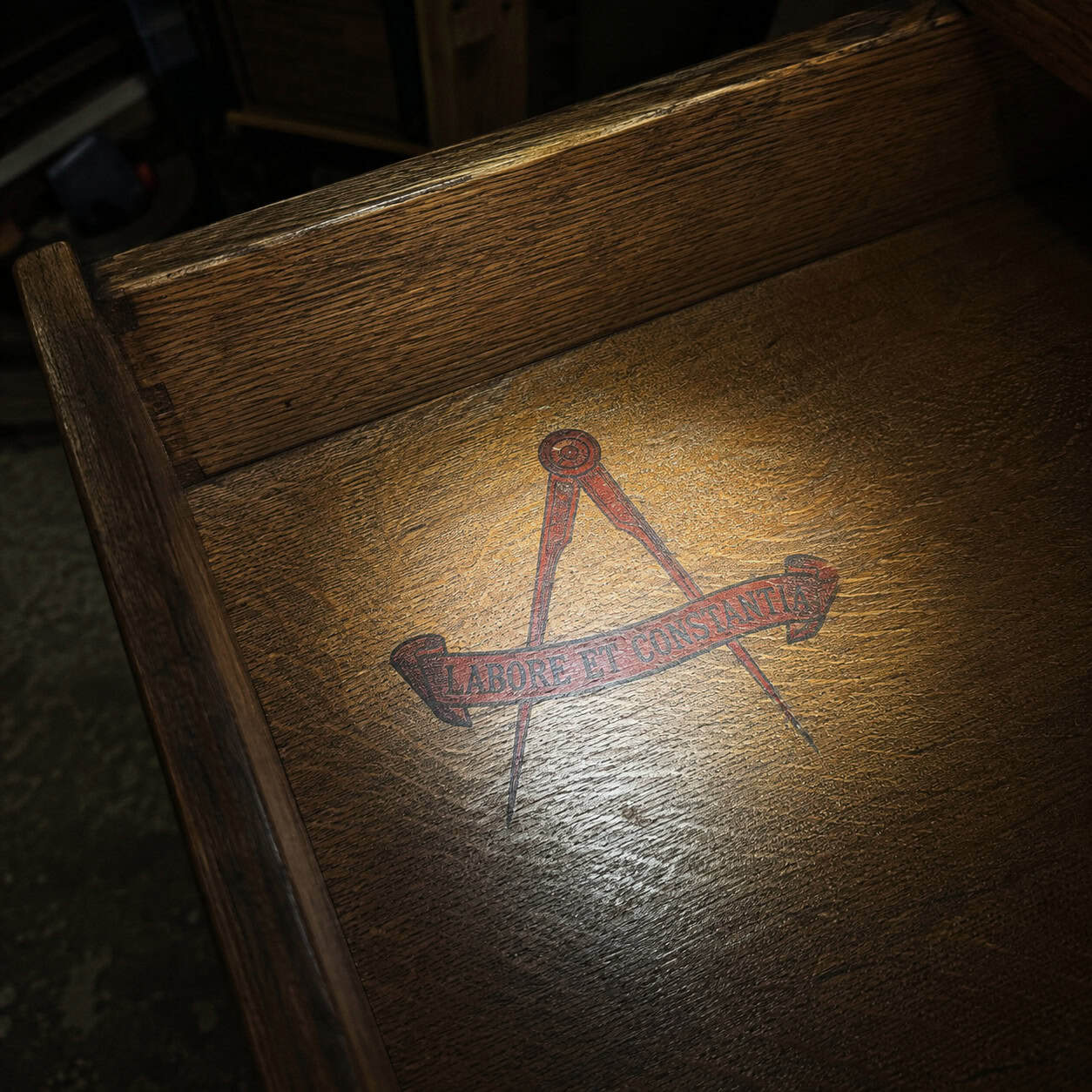 The Stickley Red Decal and "Als ik kan"