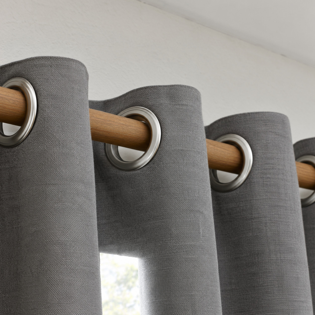 Grommet-Top Panels on a Skinny Rod